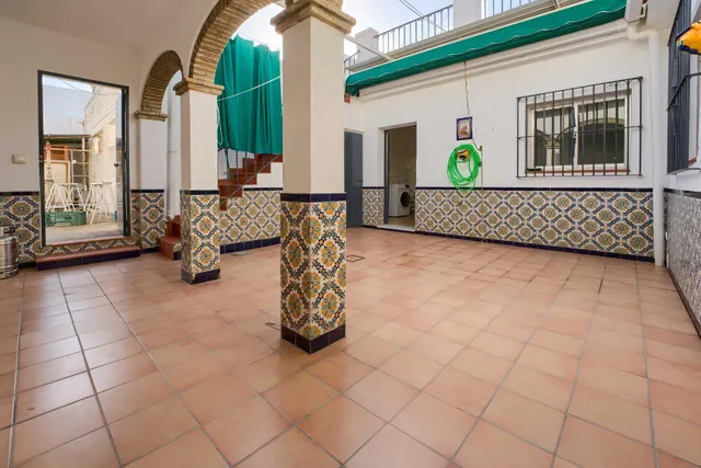 ¡¡ESPECTACULAR!! Adosada de esquina de 223 m2 con patio, terraza y garaje — 38