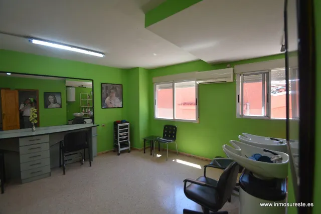 ¡¡ GRAN OPORTUNIDAD PARA NEGOCIO !! Local en entresuelo próximo al Colegio Santo Domingo en Orihuela, 30 m2. construidos, ideal para despacho de Abogado y/o Procurador. — 4