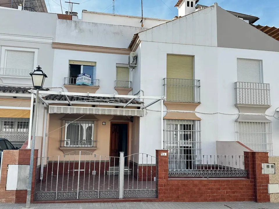 Excepcional Casa con Porche y Patio en Zona Alameda!
