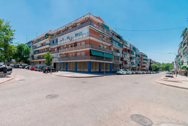 Magnífico local comercial con amplia fachada en esquina muy cerca de la calle Alcalá — 33