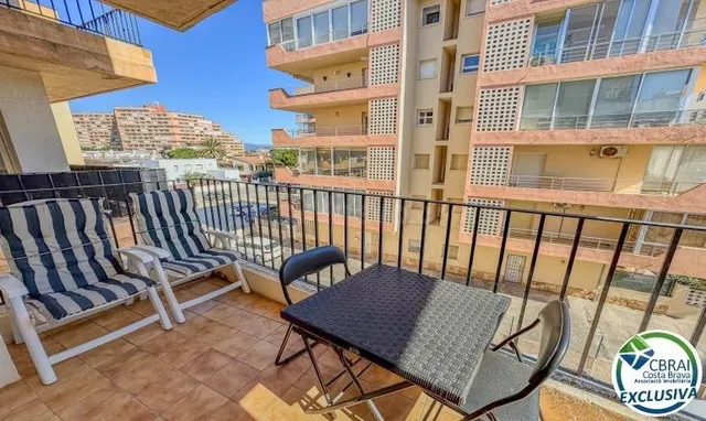 Acogedor apartamento de 2 habitaciones con terraza — Roses (