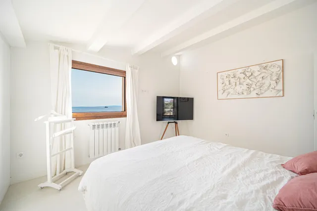 Casa con piscina en primera línea de mar en Cala Gamba — 15