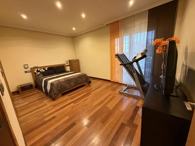 Chalet independiente con 400 m2 construidos, gran parcela y garaje — 9
