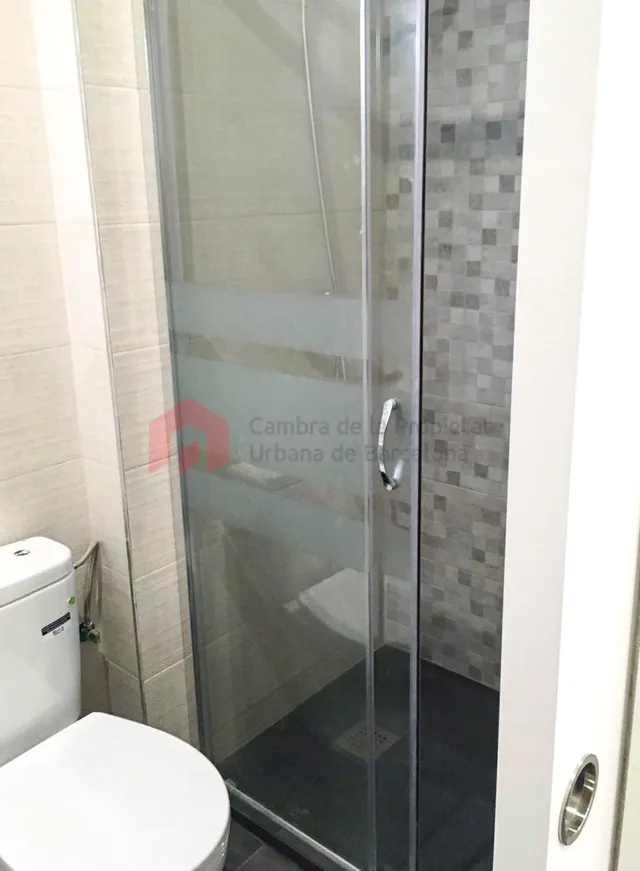 Local comercial de 990 m2 distribuidos en 2 plantas y con 2 viviendas. — 26