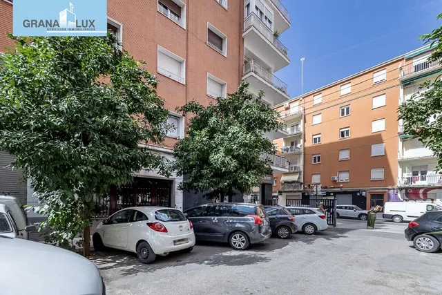 PISO JUNTO A HIPERCOR · ÚLTIMA PLANTA · MUCHA LUZ · ASCENSOR · METRO — 24