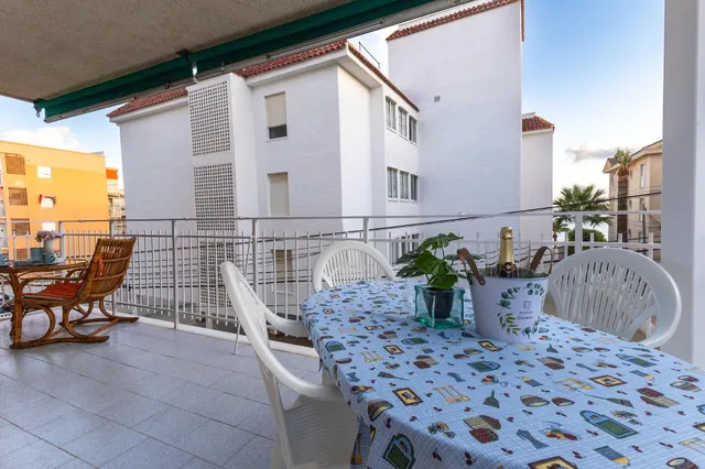 Apartamento todo exterior 3 dorm. con gran terraza en esquina a 100 mts de la Playa. Vista parcial al Mar. — 2