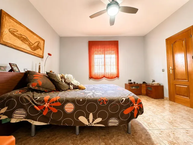 CASA INDEPENDIENTE CON 966 M/2 DE PARCELA EN NUEVO HIGUERON . — 30