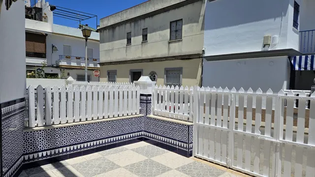 Casa adosada de 4 dormitorios con gran porche, patio y terraza en el centro de Chipiona — 4