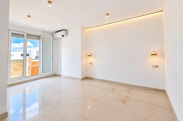 Se vende atico 5 habitaciones  totalmente reformado con vistas al mar  en pleno centro d Benidorm — 26