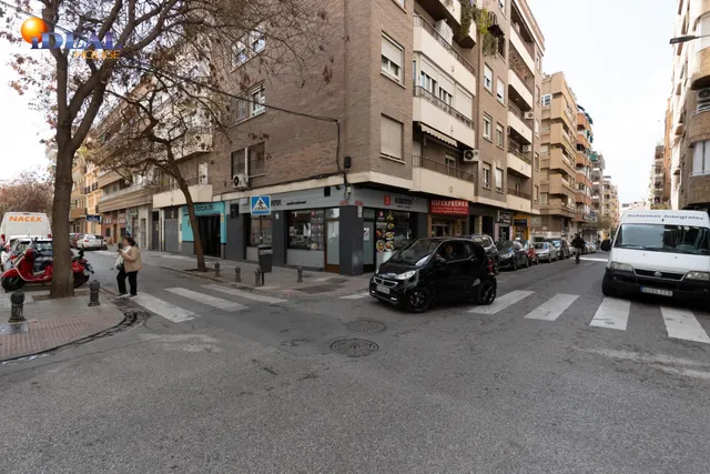 Amplio local comercial en una de las zonas más consolidadas de Granada con salida a dos calles — 27