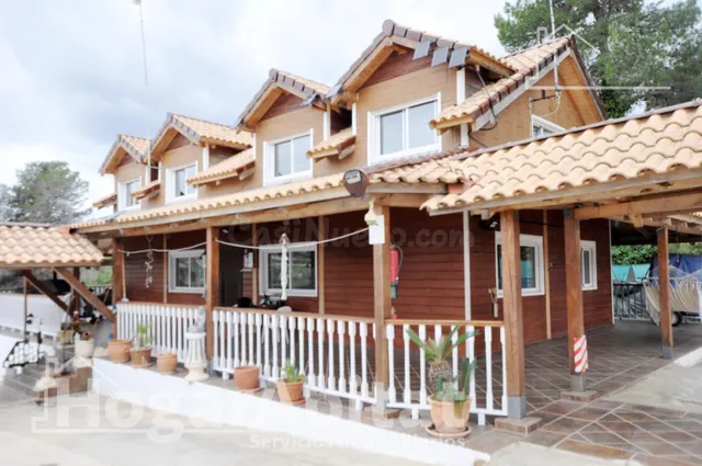 CHALET SEMINUEVO CON GARAJE, TERRAZA Y BARBCOA - foto 2