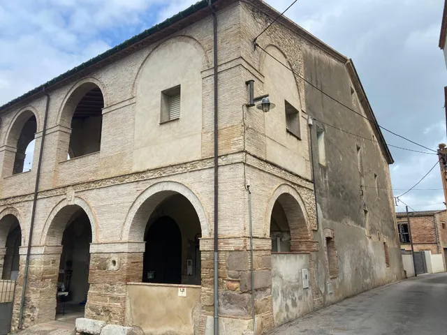 Descubre el Potencial de esta Gran Casa Familiar en Pontós - foto 3
