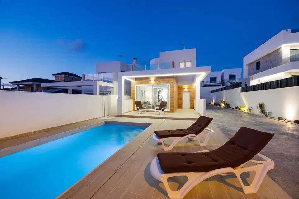 Villa moderna de 3 dormitorios con piscina privada en Aguas Nuevas, Torrevieja