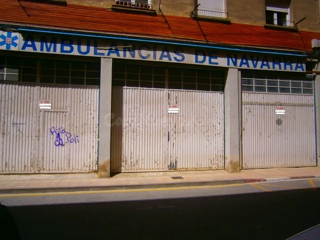 LOCAL EN TAFALLA CON 3 PUERTAS A LA CALLE - foto 3