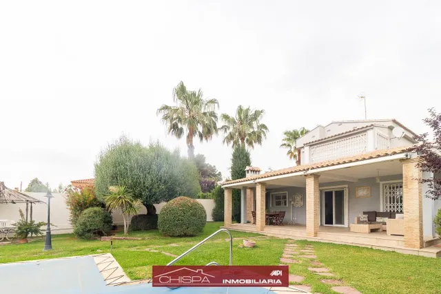 Chalet con gran parcela, jardín y piscina
