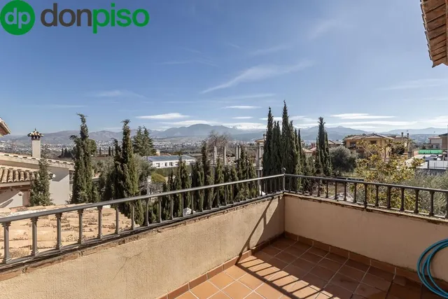 INCREÍBLE CHALET INDEPENDIENTE EN ZONA PRIVILEGIADA — 24