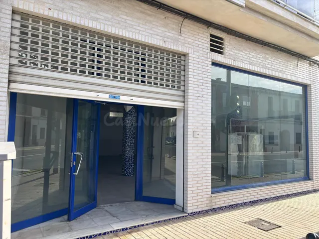Local comercial a estrenar con gran fachada y máxima visibil - foto 2