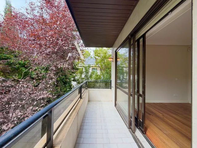 En una de las mejores urbanizaciónes de la zona coqueto piso con terraza  piscina y plaza de apracamiento — 16