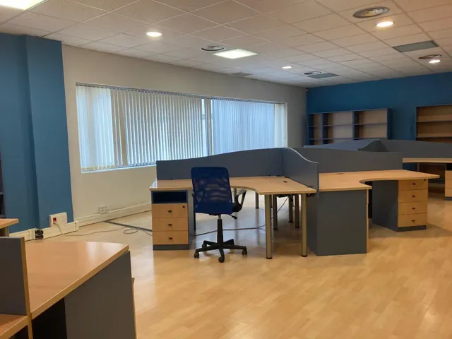 ALQUILER DE OFICINA, EN CENTRO DE EMPRESAS — 25