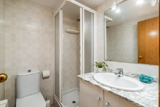 Piso 77m2., 3 Dormitorios, 2 Baños. Exterior con Patio y Ascensor. — 14