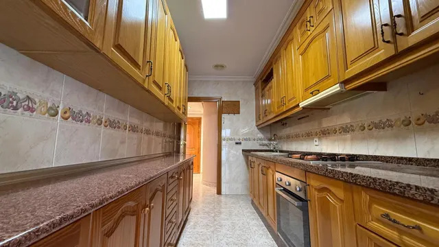✨ Piso de 135 m2 en pleno centro de Torrevieja, junto a la Plaza de la Constitución – Amplio, luminoso y con infinitas posibilidades ✨ — 7