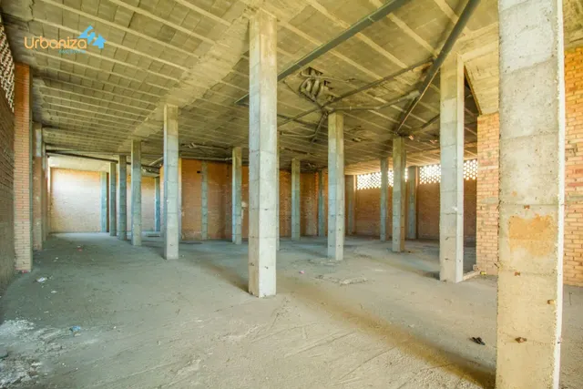 SE VENDE LOCAL COMERCIAL CON GRAN FACHADA Y POSIBILIDAD DE ENTREPLANTA. — 5