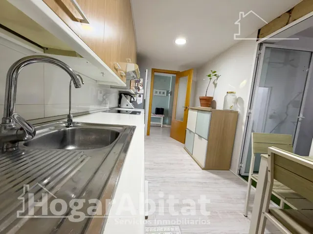 Excelente ubicación y reforma integral en este luminoso piso exterior con terraza, garaje y piscina comunitaria — 16