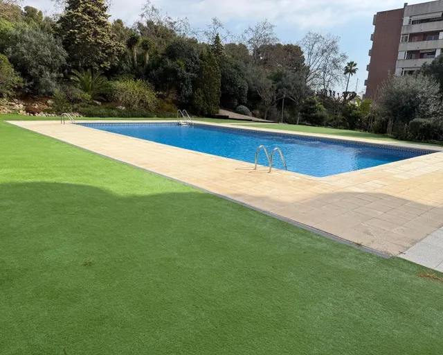 ¡¡Amplio piso con piscina comunitaria en Castelldefels!!
