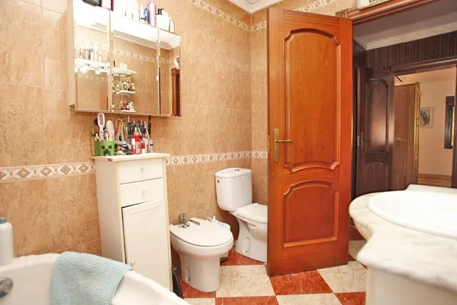 CHALET INDEPENDIENTE CON PISCINA EN LOS ÁNGELES — 28