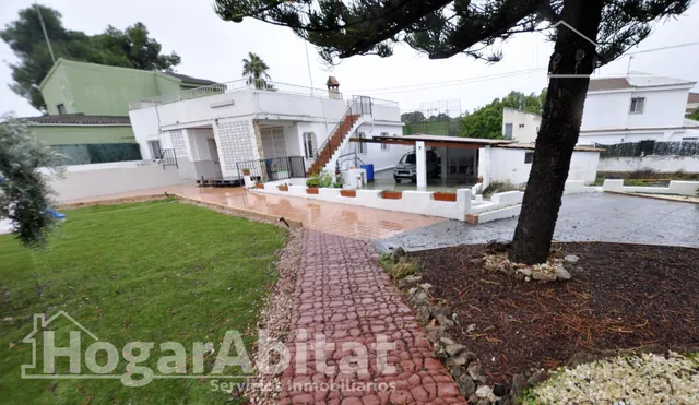 ¡Magnífico chalet! Amplio y lleno de luz, con piscina, terraza, garaje y parcela — 43