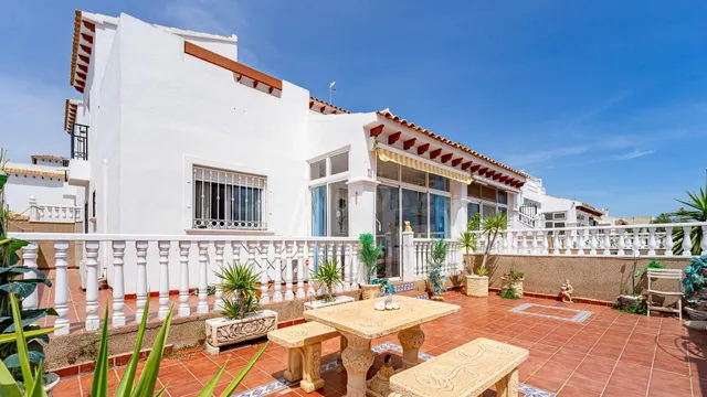 Chalet en venta en La Ciñuelica, Punta Prima – A poca distan