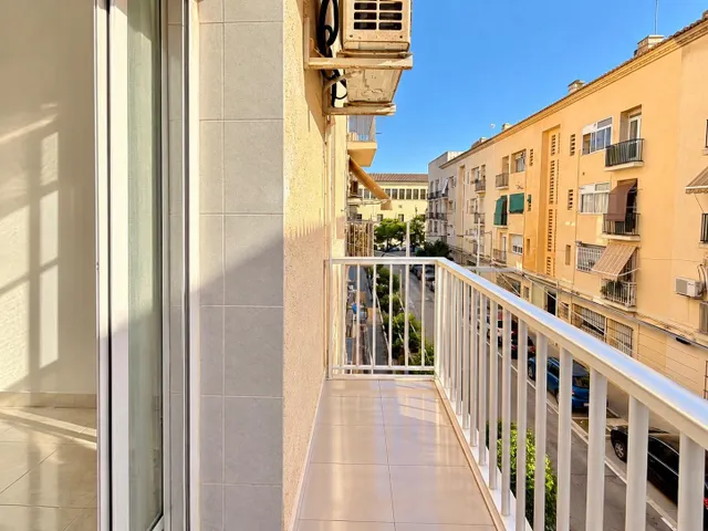 Piso exterior de 4 habitaciones con balcón junto a la playa de Las Arenas, Valencia — 6