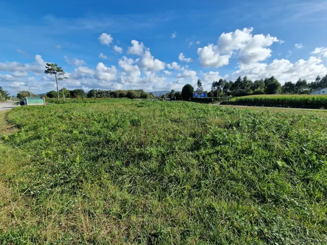 Parcela urbanizable de 1.967 m2 en El Franco, próxima a la c - foto 2