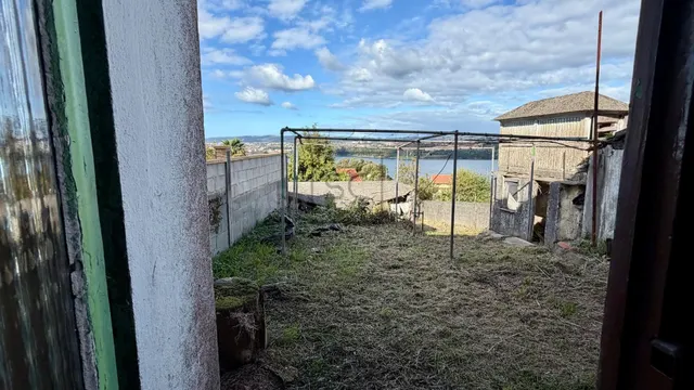 Casa adosada, para reformar en Neda. — 2