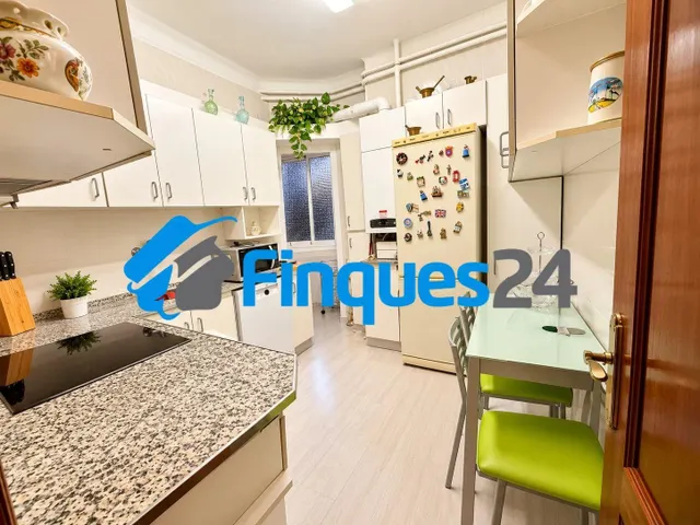 Amplio piso de 4 habitaciones en el centro de Manresa — 16