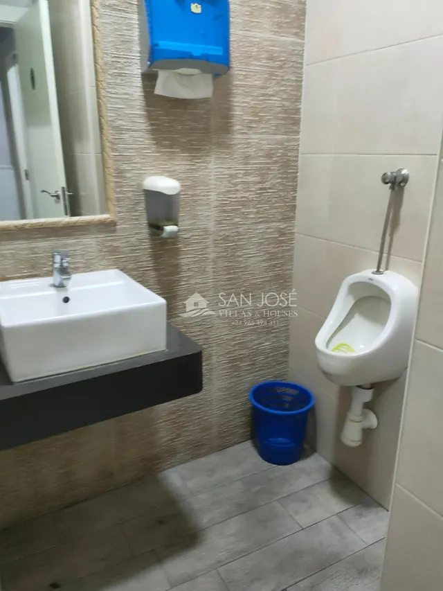 SE VENDE LOCAL CON CAFETERIA-BAR MONTADO CON LICENCIA EN BUENA ZONA DE NOVELDA — 18