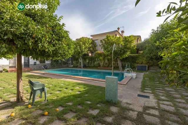 Exclusiva vivienda con piscina en la zona del Serrallo con piscina comunitaria — 3