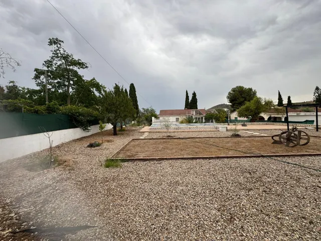 CHALET EN PERFECTO ESTADO CERCANO AL PUEBLO - foto 2