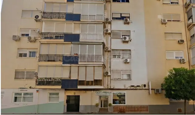 Inmueble Ocupado-Sin Posesión. Piso en venta en Avda. Ildefo - foto 3