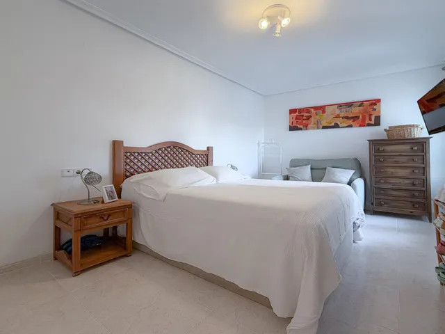 Orihuela Costa! Espectacular apartamento con amplios espacios + gran terraza con vistas despejadas y laterales al mar + Parking comunitario + Piscina comunitaria con zonas ajardinadas — 26