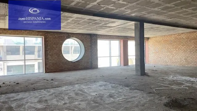 Se vende o alquila local totalmente diafano en Zona Franca — 21