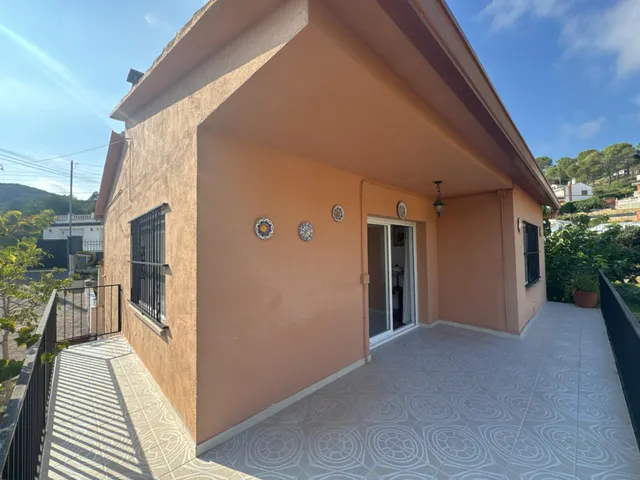 Casa con vistas, amplio espacio exterior y múltiples posibilidades en Mas Milà, Olivella — 13