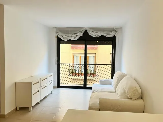 Piso de 2 habitaciones con balcón y opción de parking en Reu