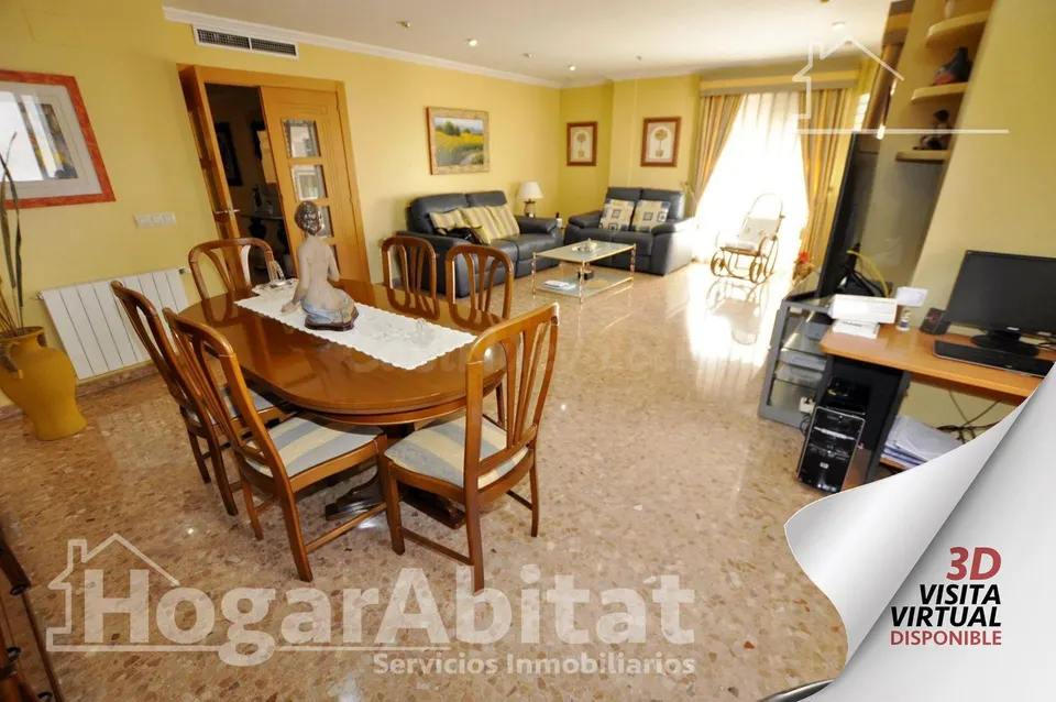 Casa seminueva con garaje, terraza y ascensor