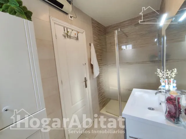 Espacio exterior, luz y privacidad en este adosado reformado en esquina con gran terraza y piscina comunitaria — 36