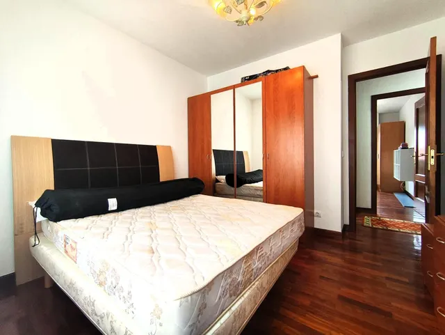 Piso exterior de 2 hab. salón, cocina independiente y baño. Plaza de aparcamiento exterior — 12