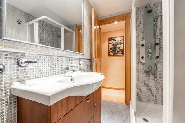 Piso en el centro de Granada, totalmente reformado con dos grandes dormitorios y un baño — 4