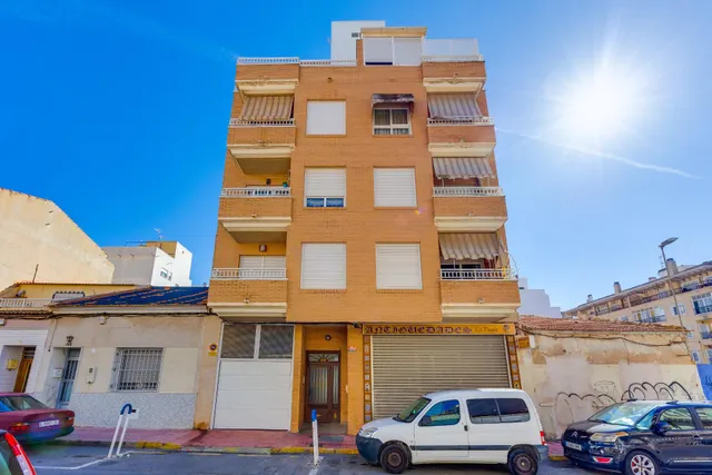 Amplio piso con 4 dormitorios, terraza y garaje en el centro de Torrevieja — 46