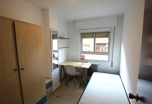 Traumatología (zona). Piso amueblado. 4 dormitorios .2 baños. Estudiantes. Calefacción central — 5