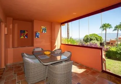 Exclusivo bajo con vistas panorámicas al mar y club de golf privado en La Mairena (El Soto) — 2